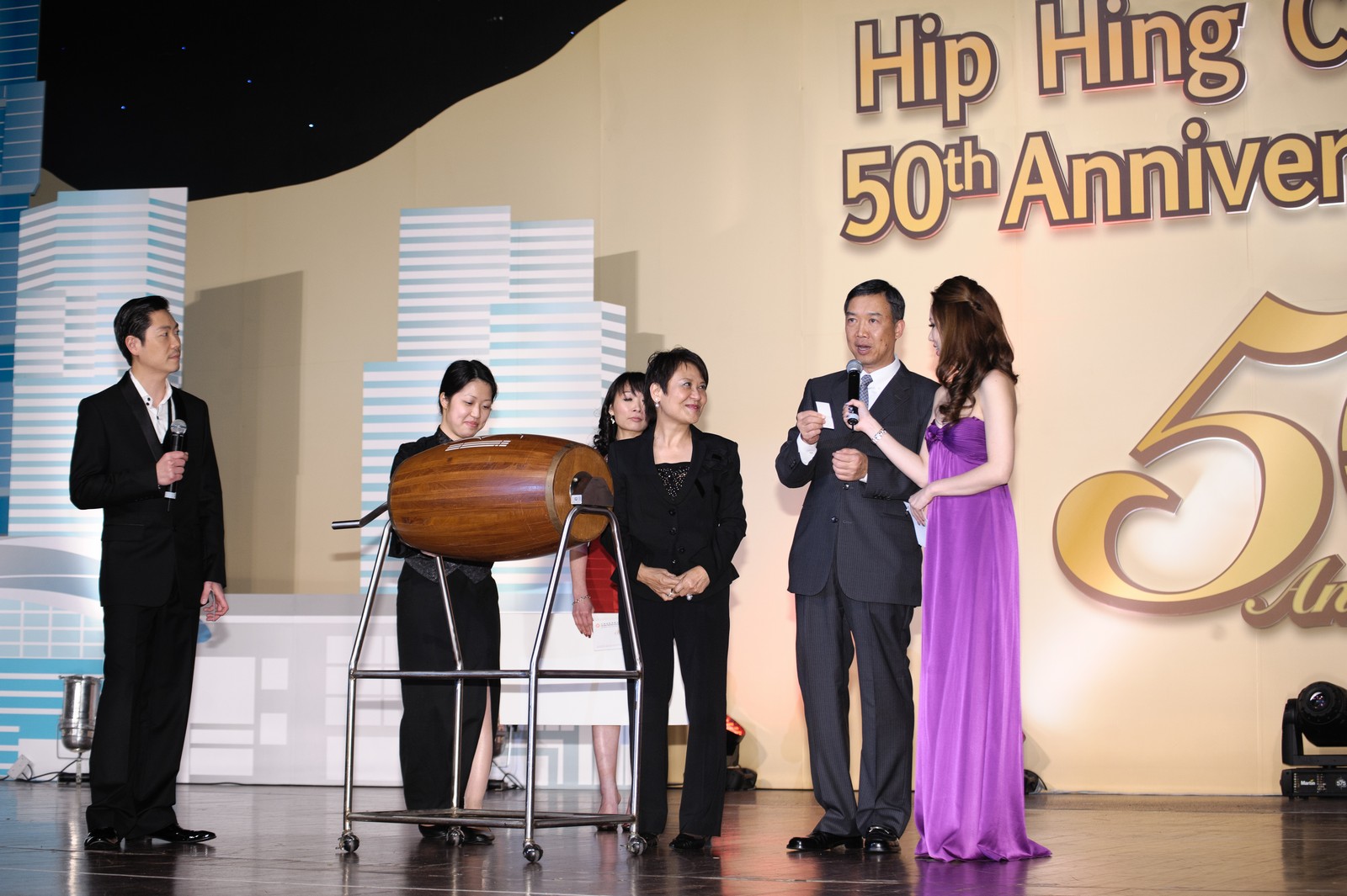 Managing Director Mr. Chu Tat-chi and Mrs. Chan announce the lucky draw first prize winner